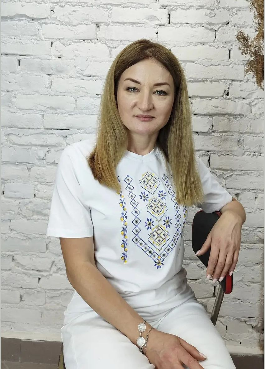 Белая женская белая вышиванка с голубовато-желтым орнаментом НоКо узор орнамент свободная, прямой хлопок, эластан (313436291)