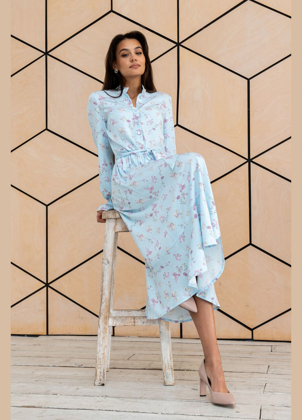 Світло-блакитна повсякденний сукня міді довжини з коміром стійкою та кишенями в бічних швах (пл 20) RiMari