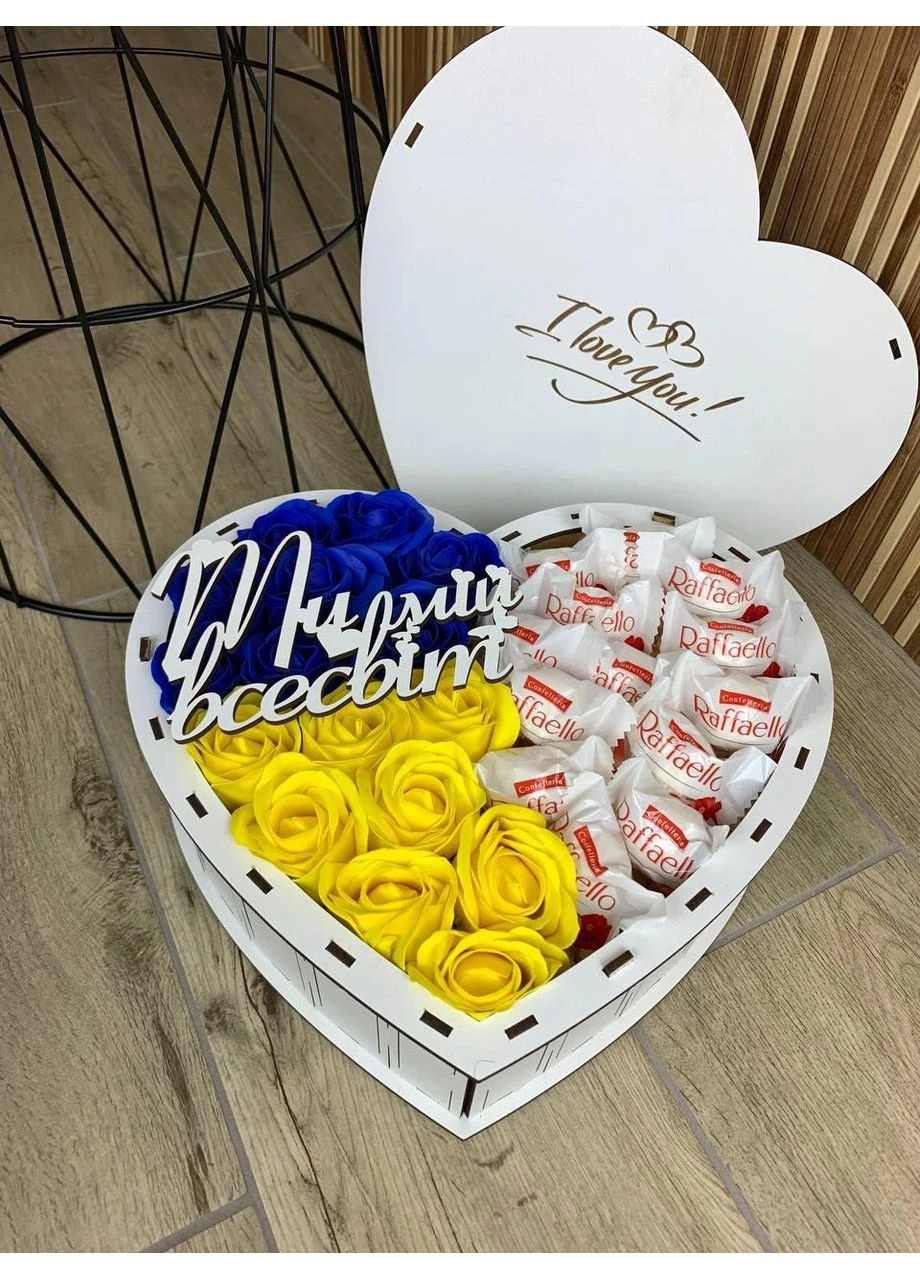 Подарунковий бокс з мильними трояндами та цукерками Raffaello No Brand (381117650)