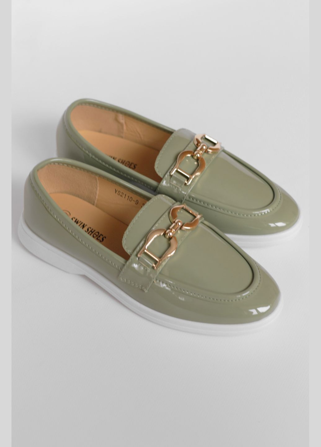 Туфли-лоферы женские оливкового цвета Let's Shop с цепочками