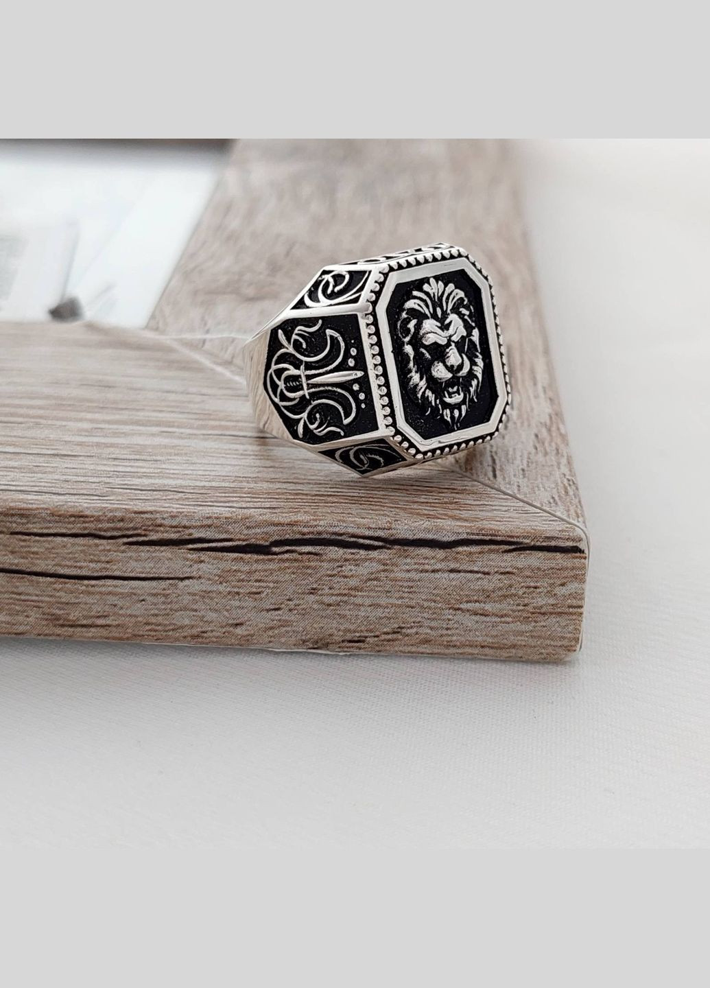 Печатка срібна чоловіча Лев з чорною емаллю та об'ємним орнаментом з боків, розмір No Brand (316398387)