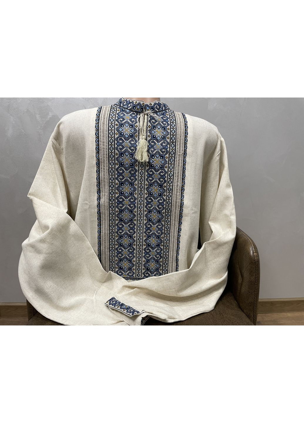 Серая стильная мужская вышиванка на сером льне ручной работы. m (371191018)