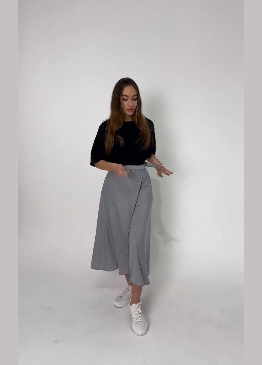 Серая однотонная легкая шелковая юбка-миди серого цвета на запах – элегантный и воздушный выбор для стильных образов No Brand