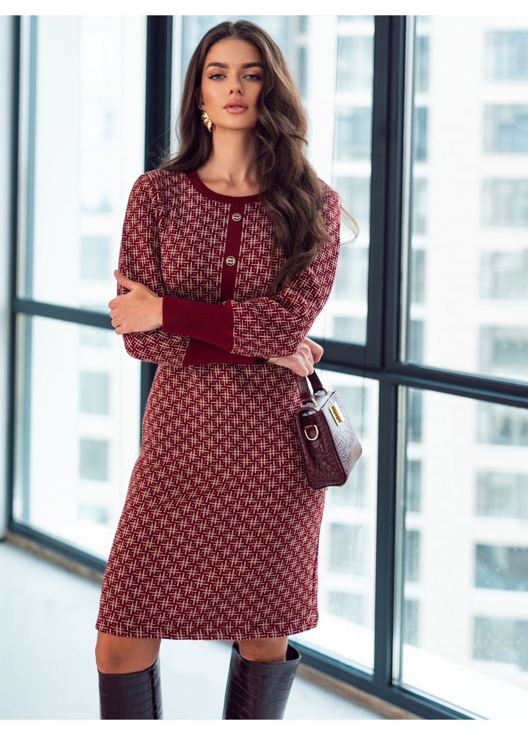Бордовое кэжуал вязаное платье с геометрическим узором бордовое футляр Dressa