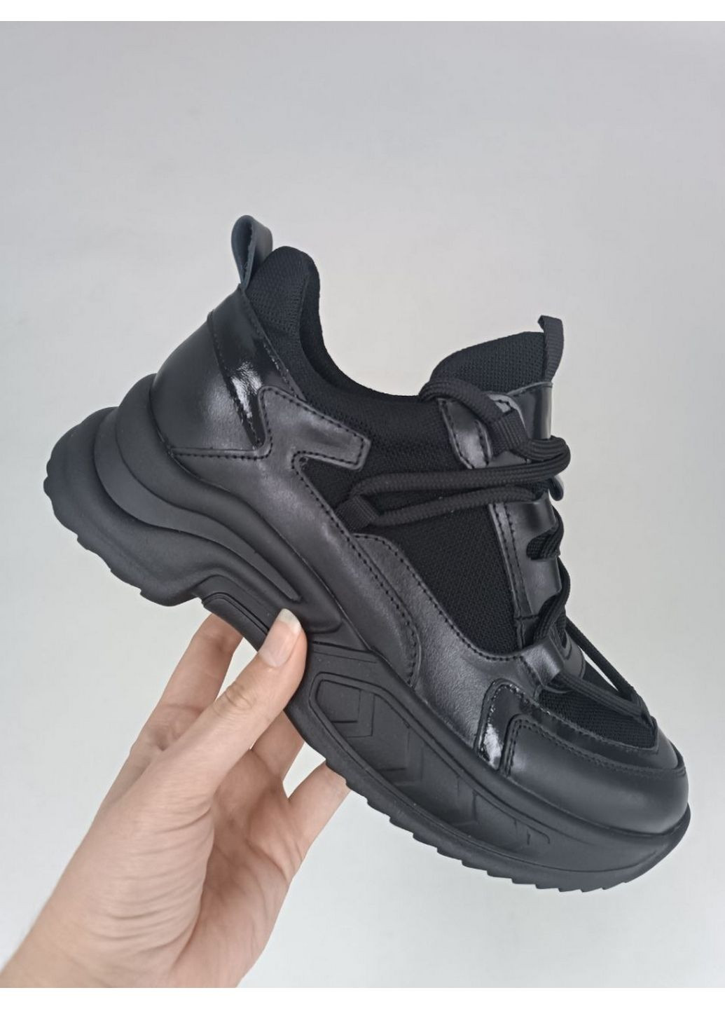 Чорні всесезонні жіночі шкіряні кросівки (9403) VZUTIK