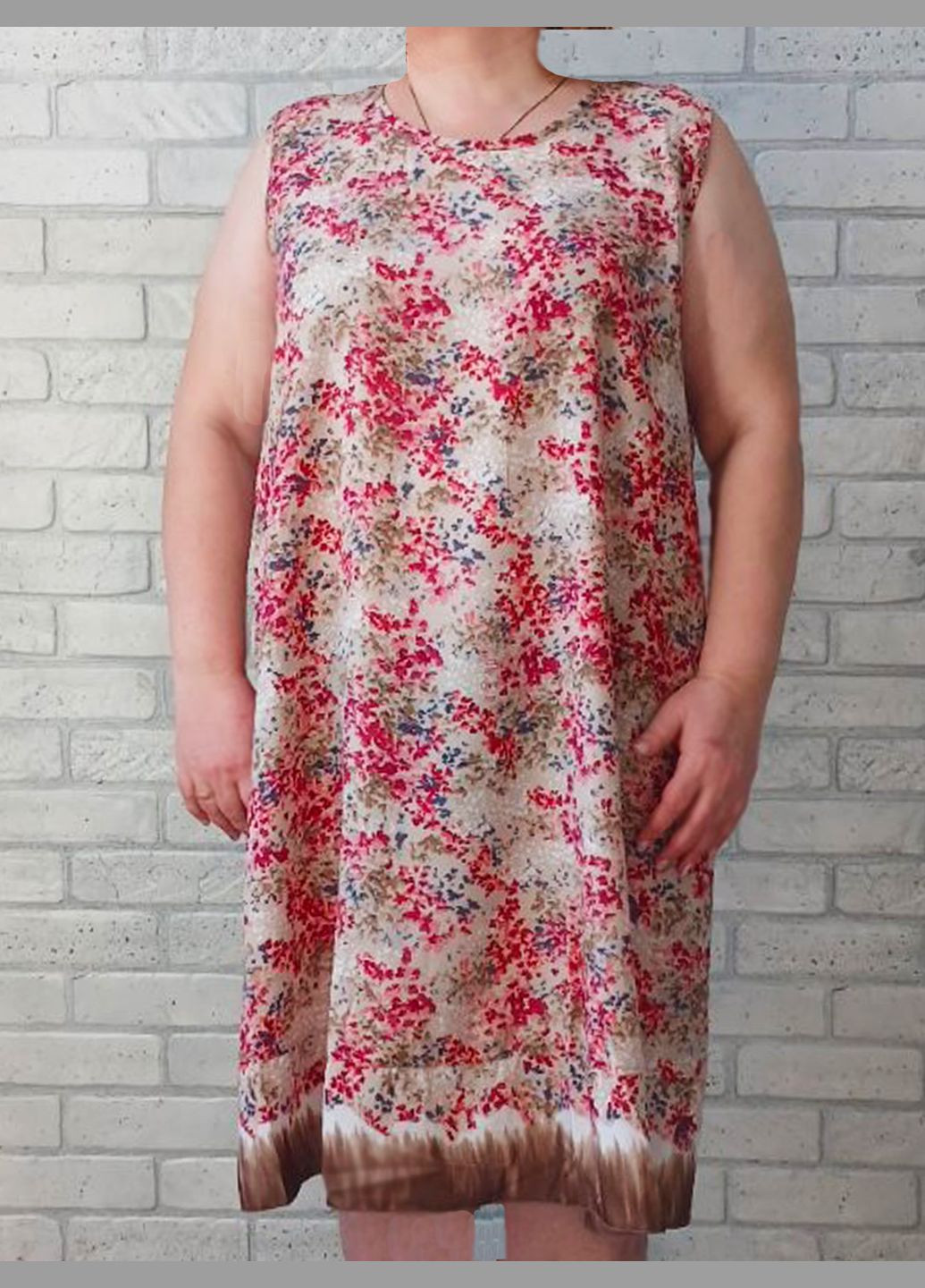 Коричневое повседневный женский легкий сарафан свободного кроя большого размера в красные цветы, штапель софт No Brand с цветочным принтом