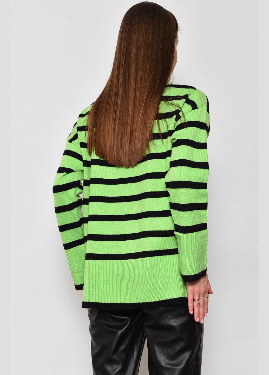 Салатовий зимовий светр жіночий напівбатальний в смужку салатового кольору пуловер Let's Shop