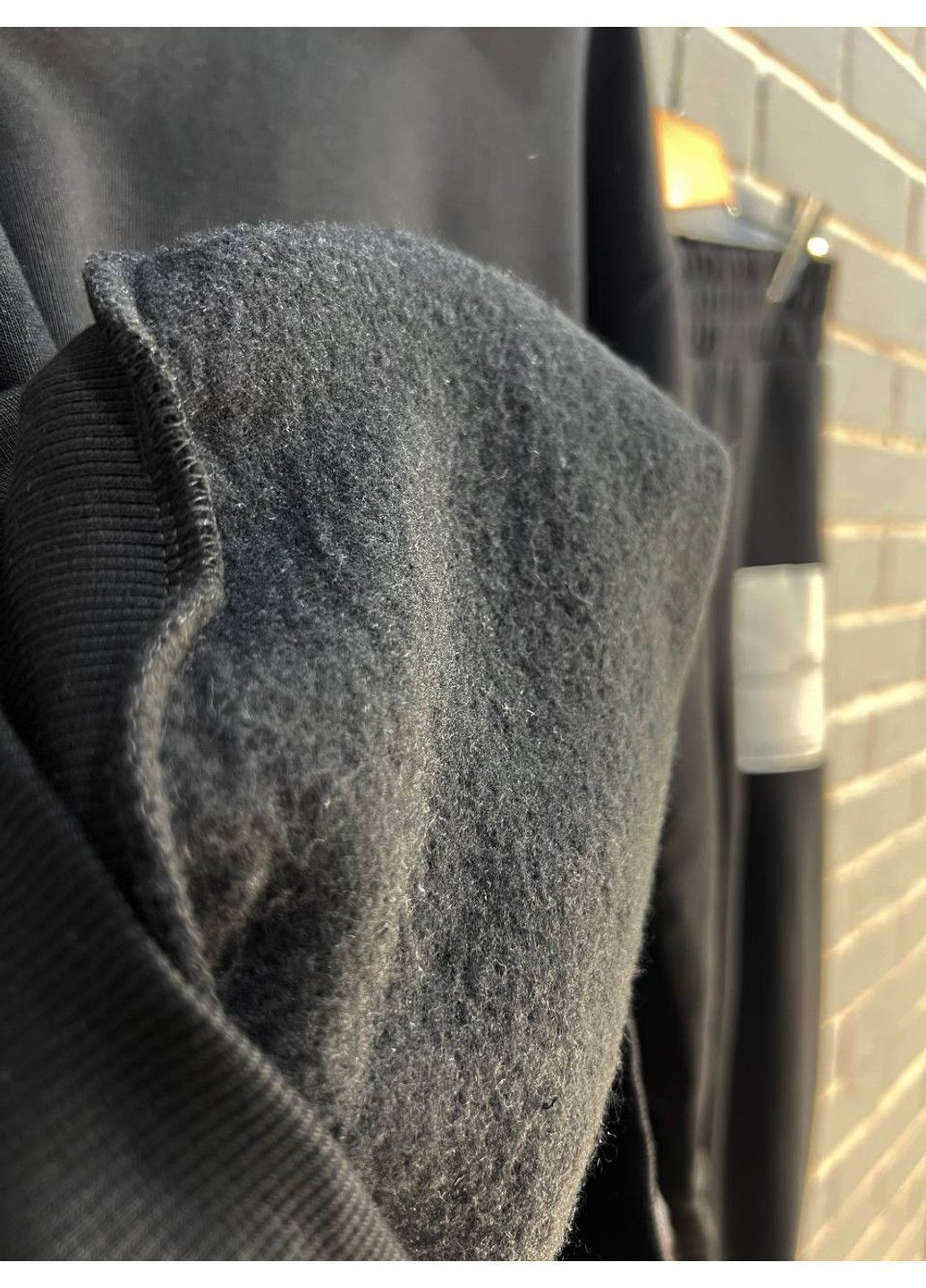 Костюм женский 2920 худи с капюшоном брюки резинка нашивка утепленный флис черный Enjoy (313862896)