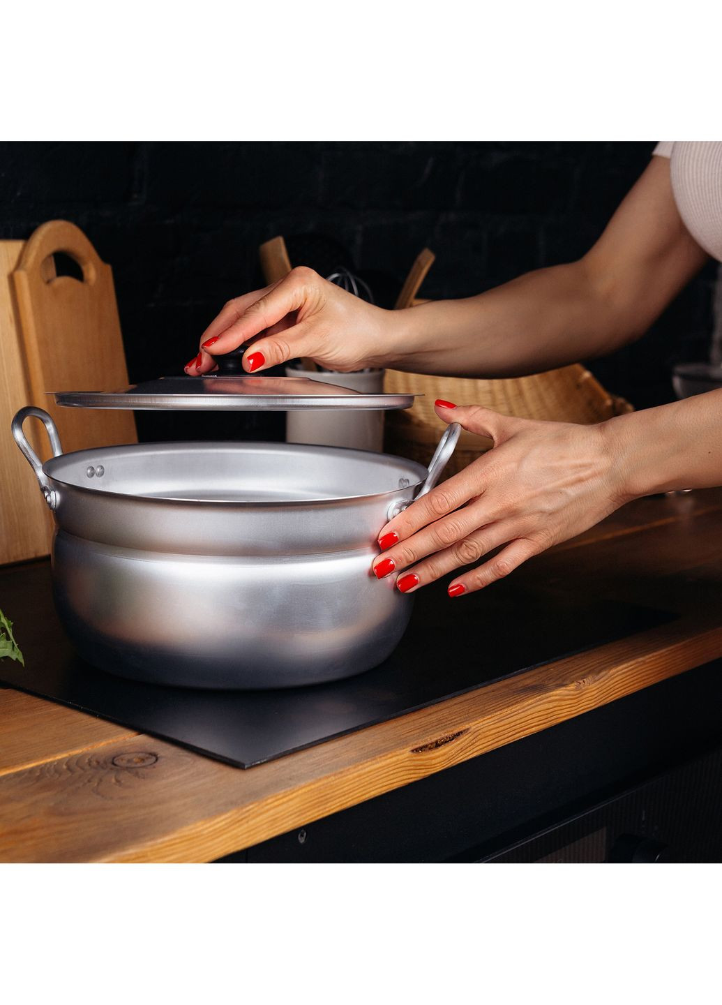 Кастрюля сферическая матовая алюминиевая с крышкой и двумя металлическими ручками 3.4 л Interos (296467998)