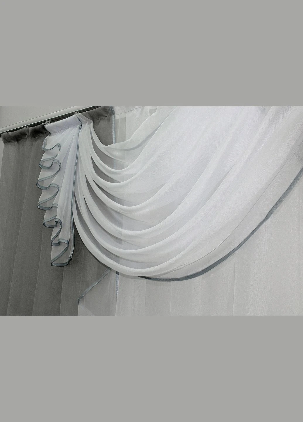 Кухонний ламбрекен № 093к з тюлю сірий з білим 200х150 см (59-209) VR-Textil (299633894)