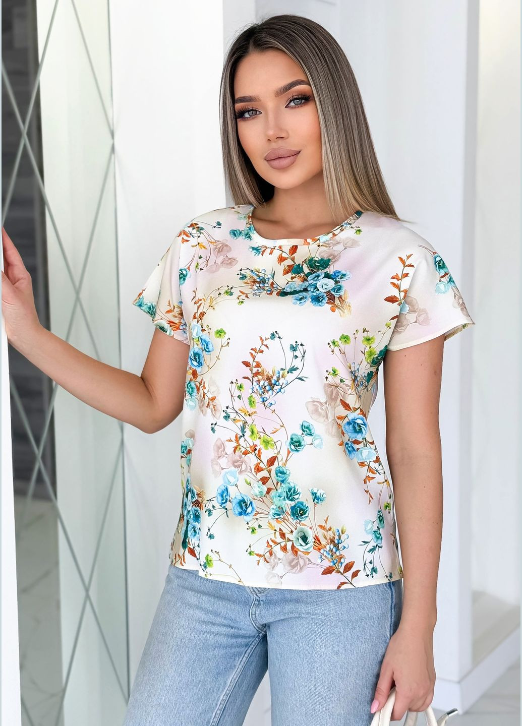 Белая летняя блузка-футболка прямого кроя с нежным цветочным принтом INNOE Блуза-футболка