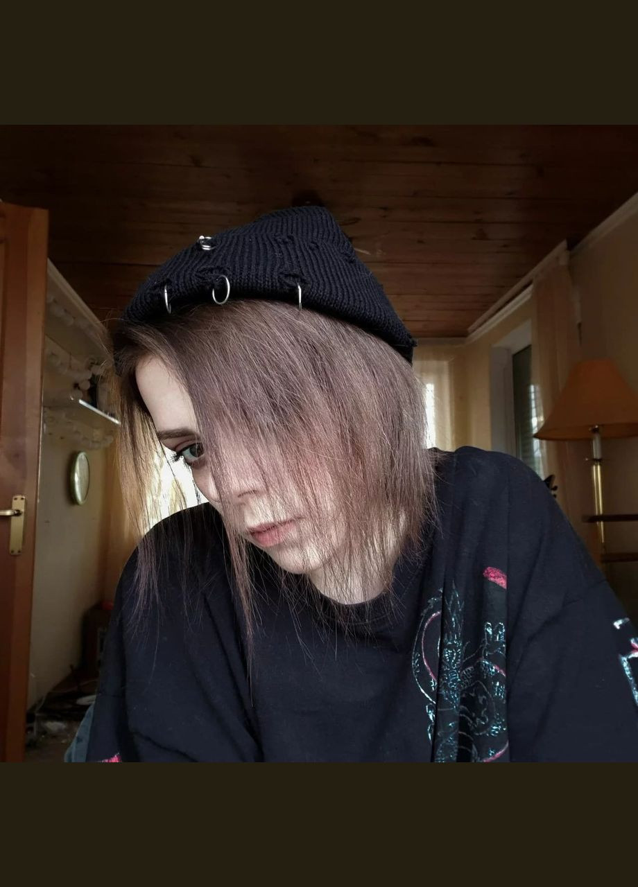 Шапка біні чорна з розрізами і металевими кільцями булавкою в стилі панк гранж ретро мінімалістична корейський к-поп аніме альт No Brand (314692867)