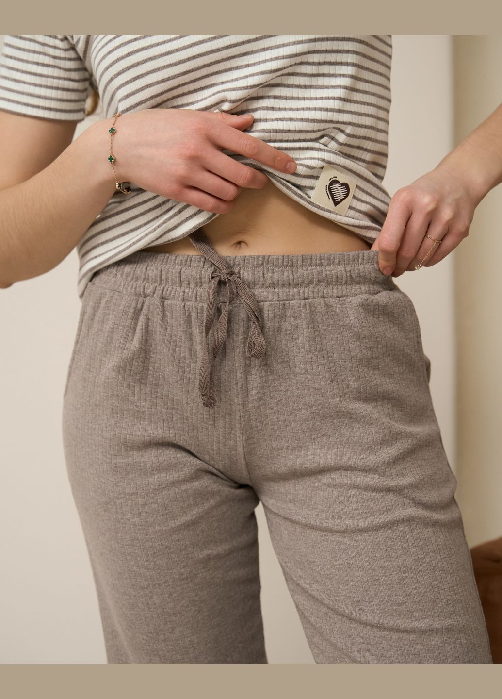 Бежевая пижама женская футболка+бриджи в рубчик полоска размер s, m, l, xl футболка + капри Nicoletta