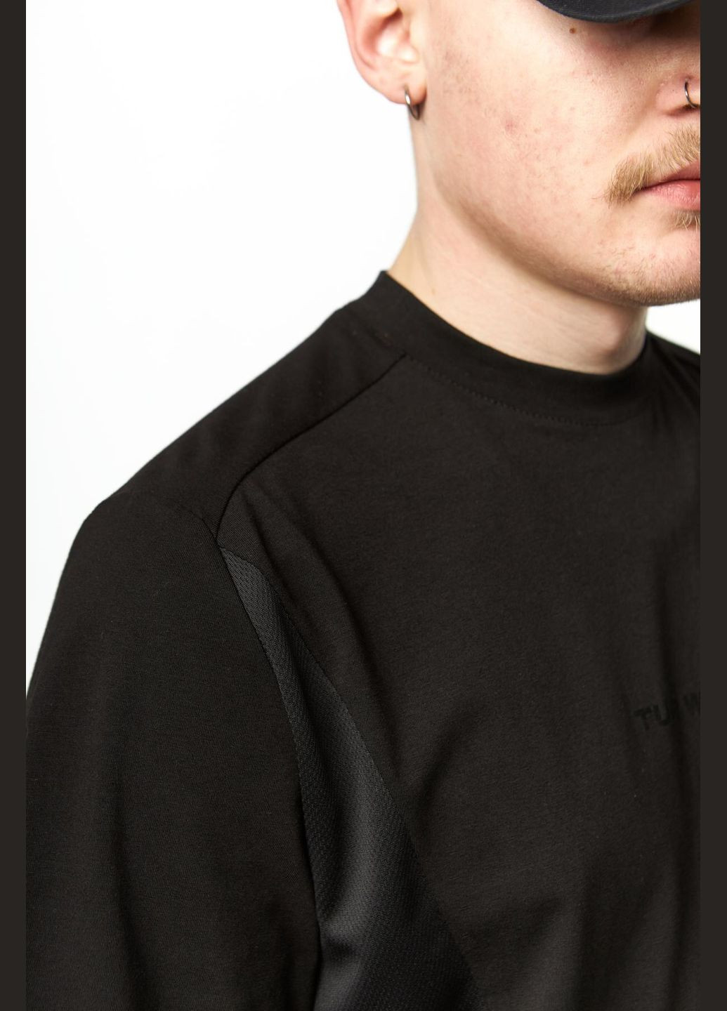 Чорна футболка подовжена з коротким рукавом ТУР