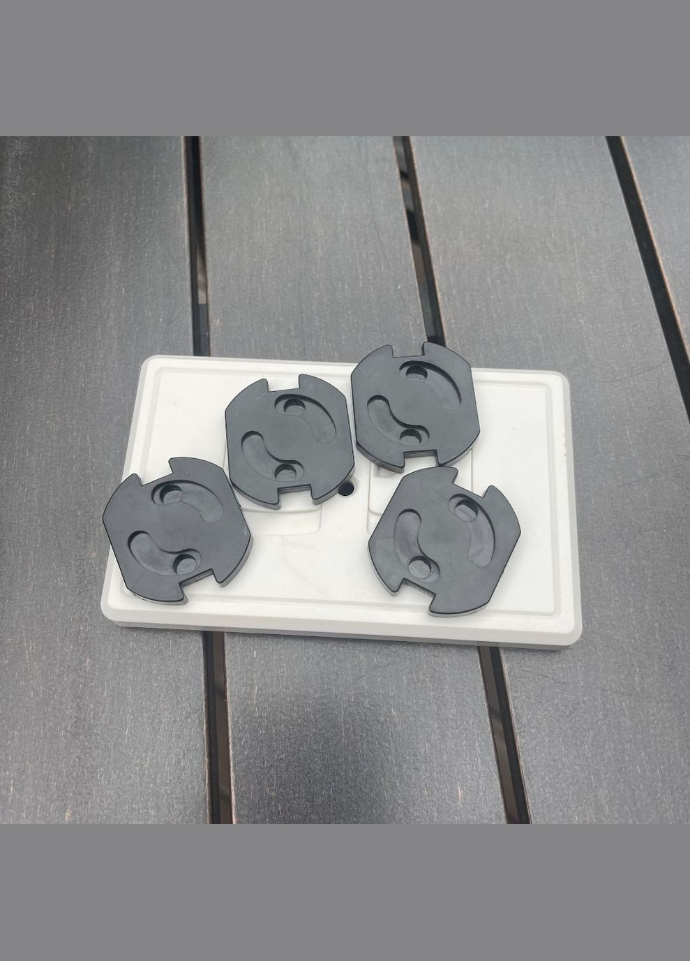 Заглушки на розетку від дітей 10 шт Захист на розетки з поворотним механізмом Чорний LELUNO (312000220)