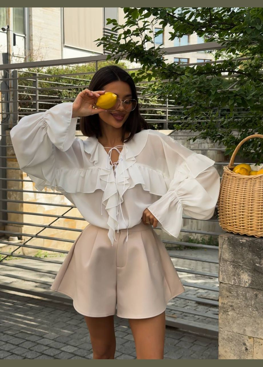 Молочная блузка декорирована воланами Adelante