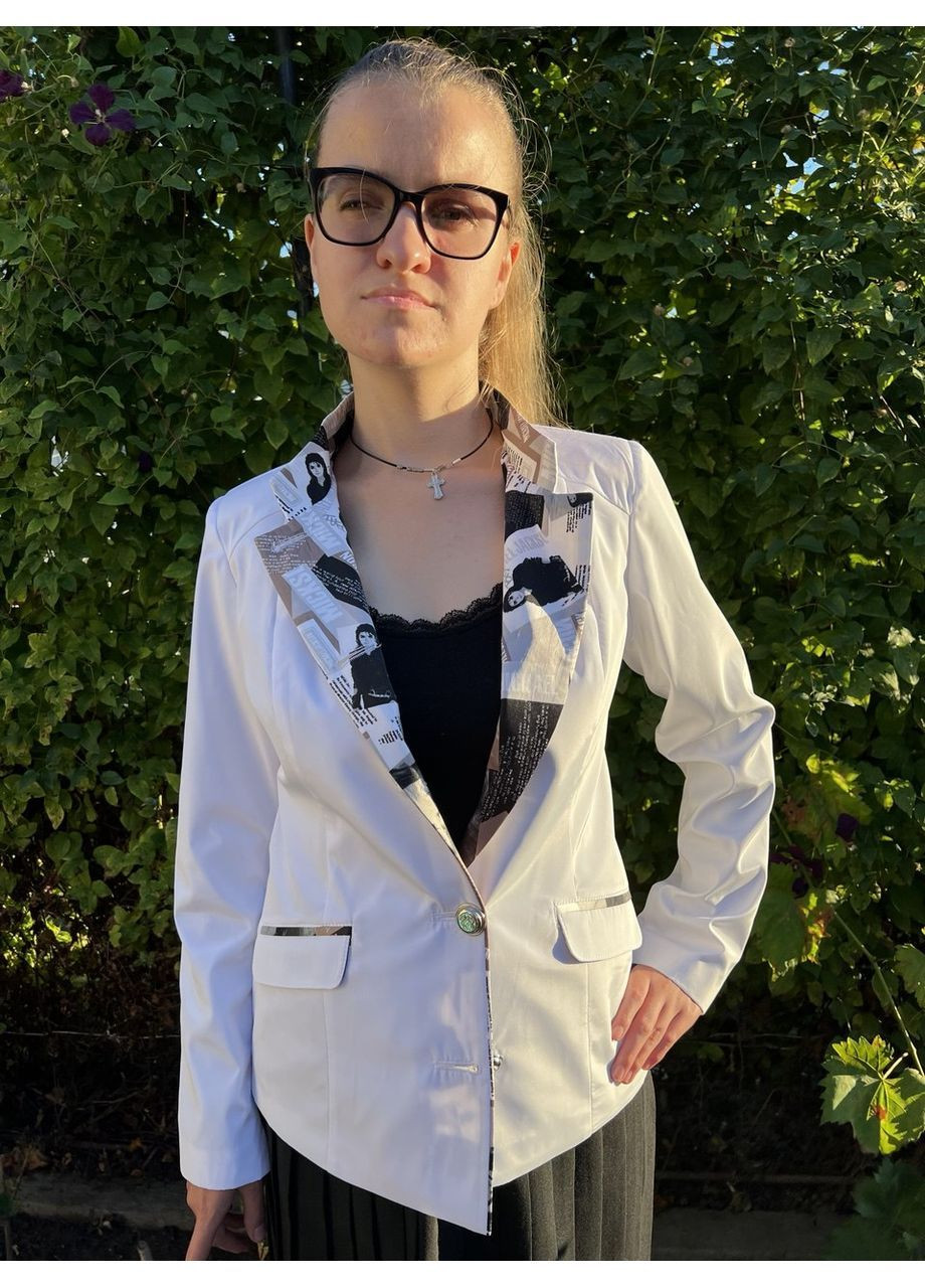 Белый женский белый двубортный приталенный женский жакет-пиджак с подкладкой с поясом с пуговицами с двумя карманами с воротником-стойкой No Brand однотонный - демисезонный