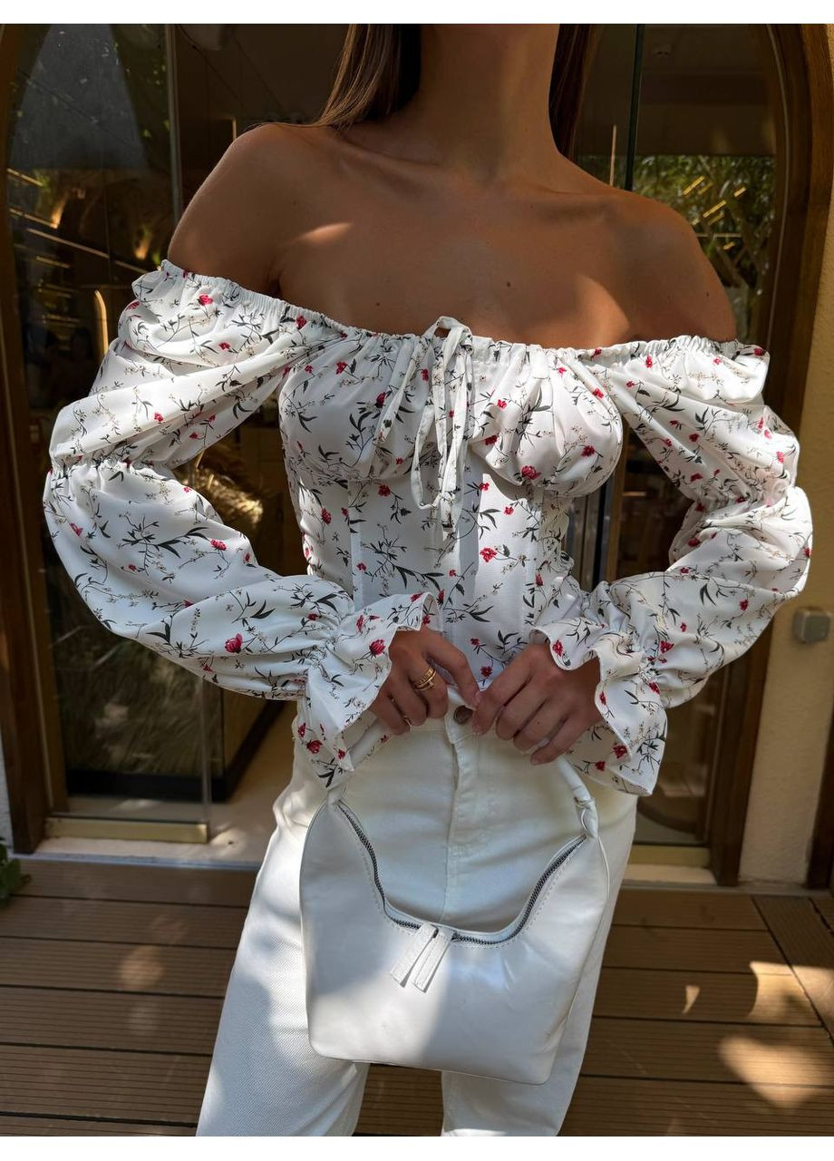 Ніжний топ із відкритим декольте та зі спущеними плечима із софту білого кольору No Brand 267-2 (352710196)