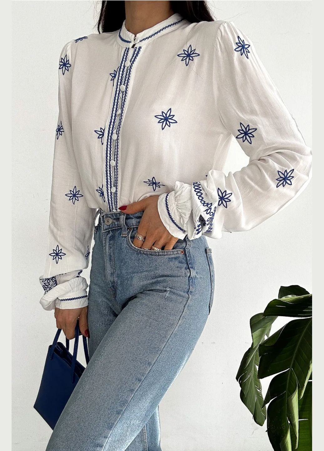 Біла блузка з вишивкою ESQ