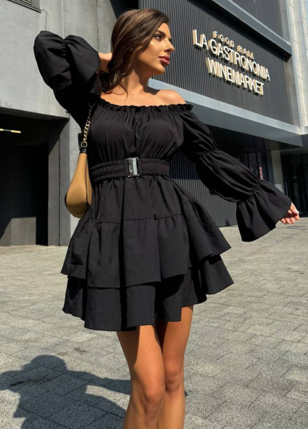 Черное повседневный изысканное легкое летнее мини платье с воланами и эластичным поясом с открытыми плечами Tik-Tak однотонное
