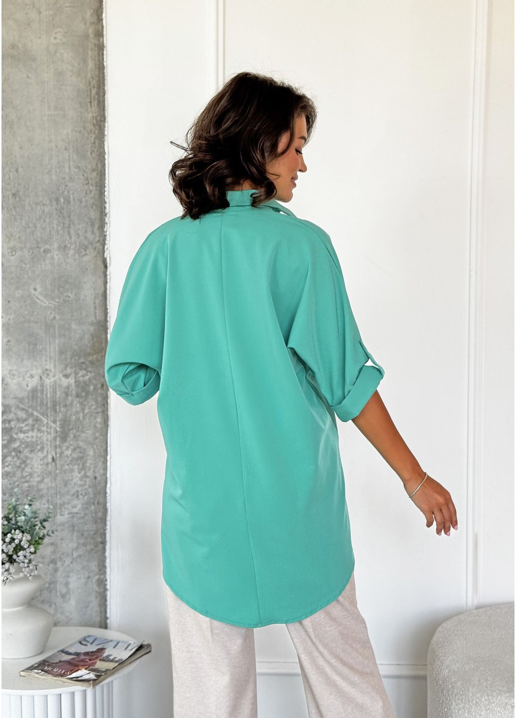 Светло-зелёная удлиненная свободная рубашка-туника из ткани тиар INNOE Блузка