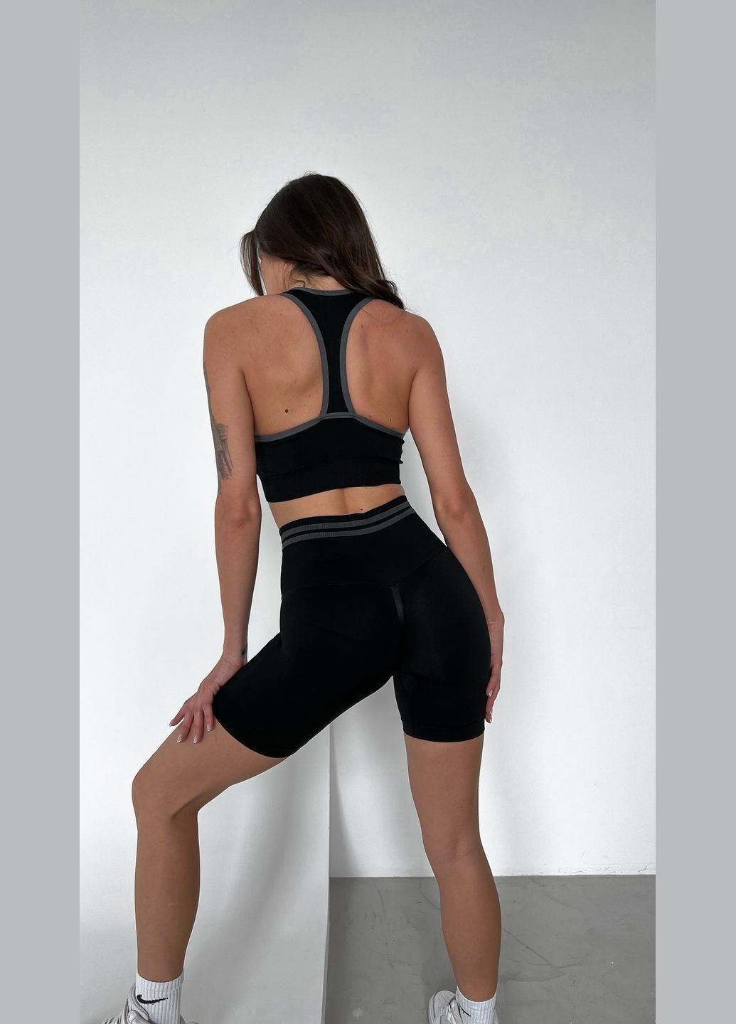 Спортивний жіночий костюм для фітнесу V- з контрастними лініями та ефектом пуш-ап (топ + шорти) Чорний Sport Двійка: топ + подовжені шорти (316634777)