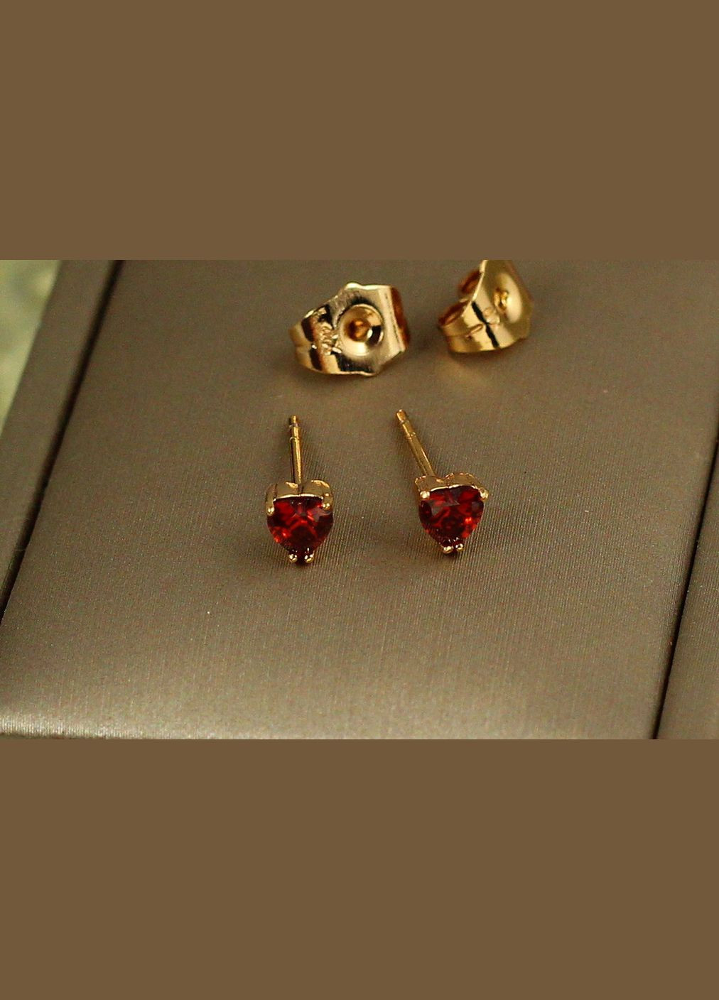 Сережки гвоздики сердечки із червоними камінцями 4 мм золотисті Xuping Jewelry (343051352)