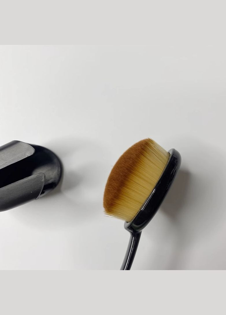 Овальна щіточка для тонального засобу з захисним ковпачком No Brand (307252357)