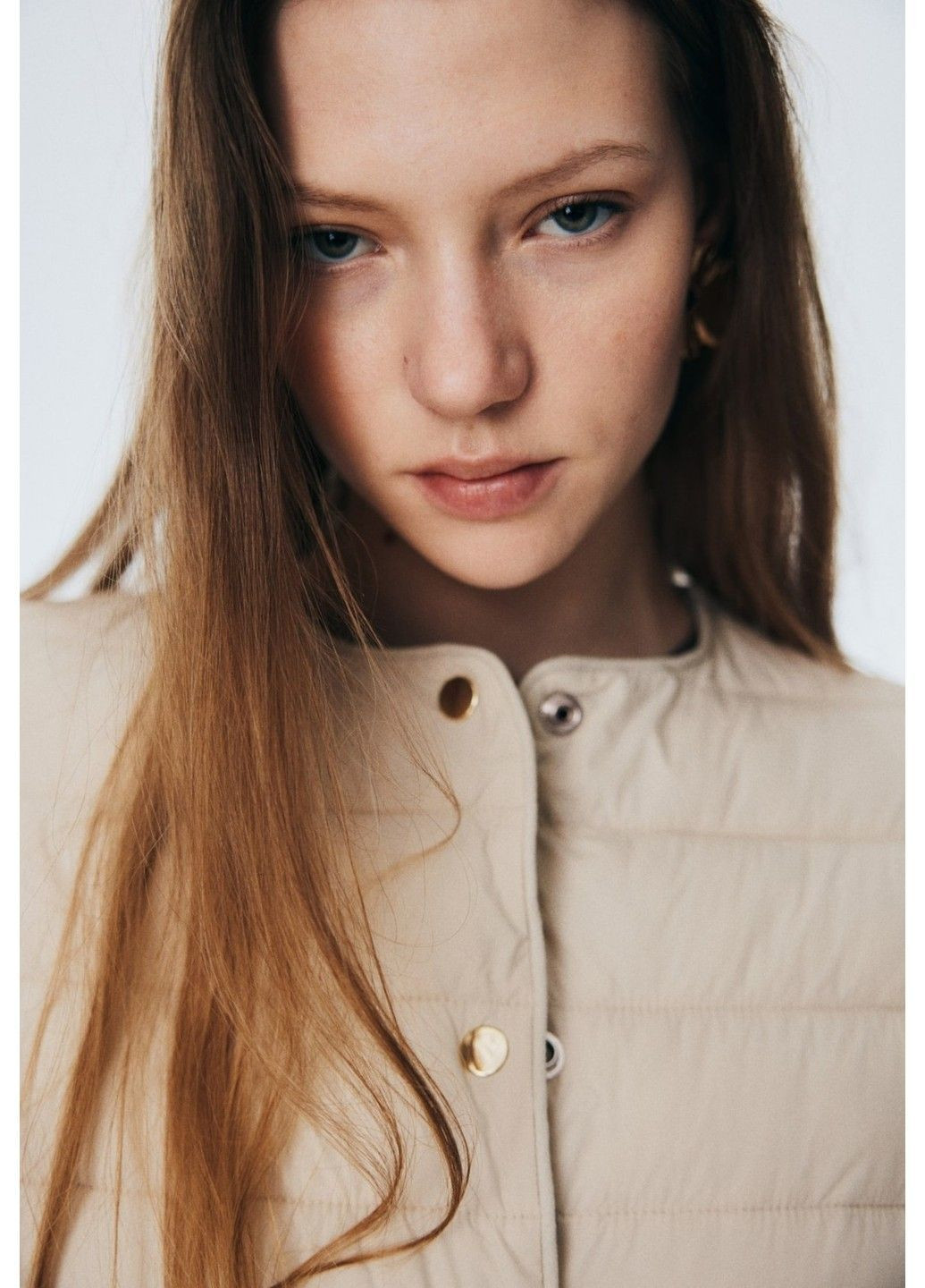 Светло-бежевая демисезонная женская стеганная куртка без воротника н&м (58522) м светло-бежевая H&M