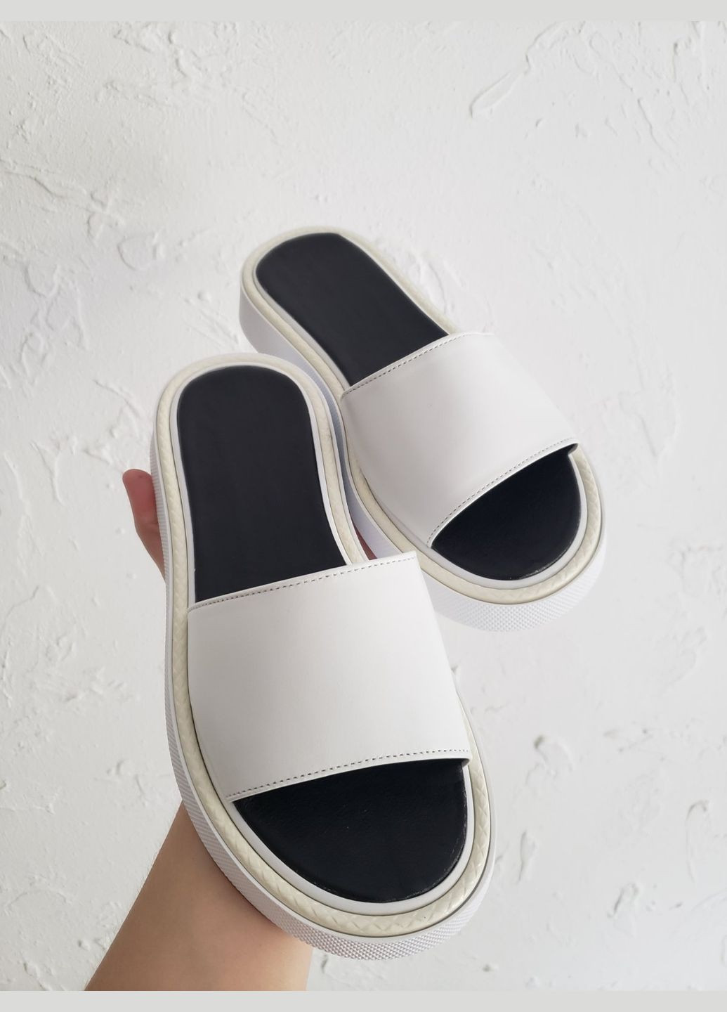 Белые шлепанцы кожаные белые Garti