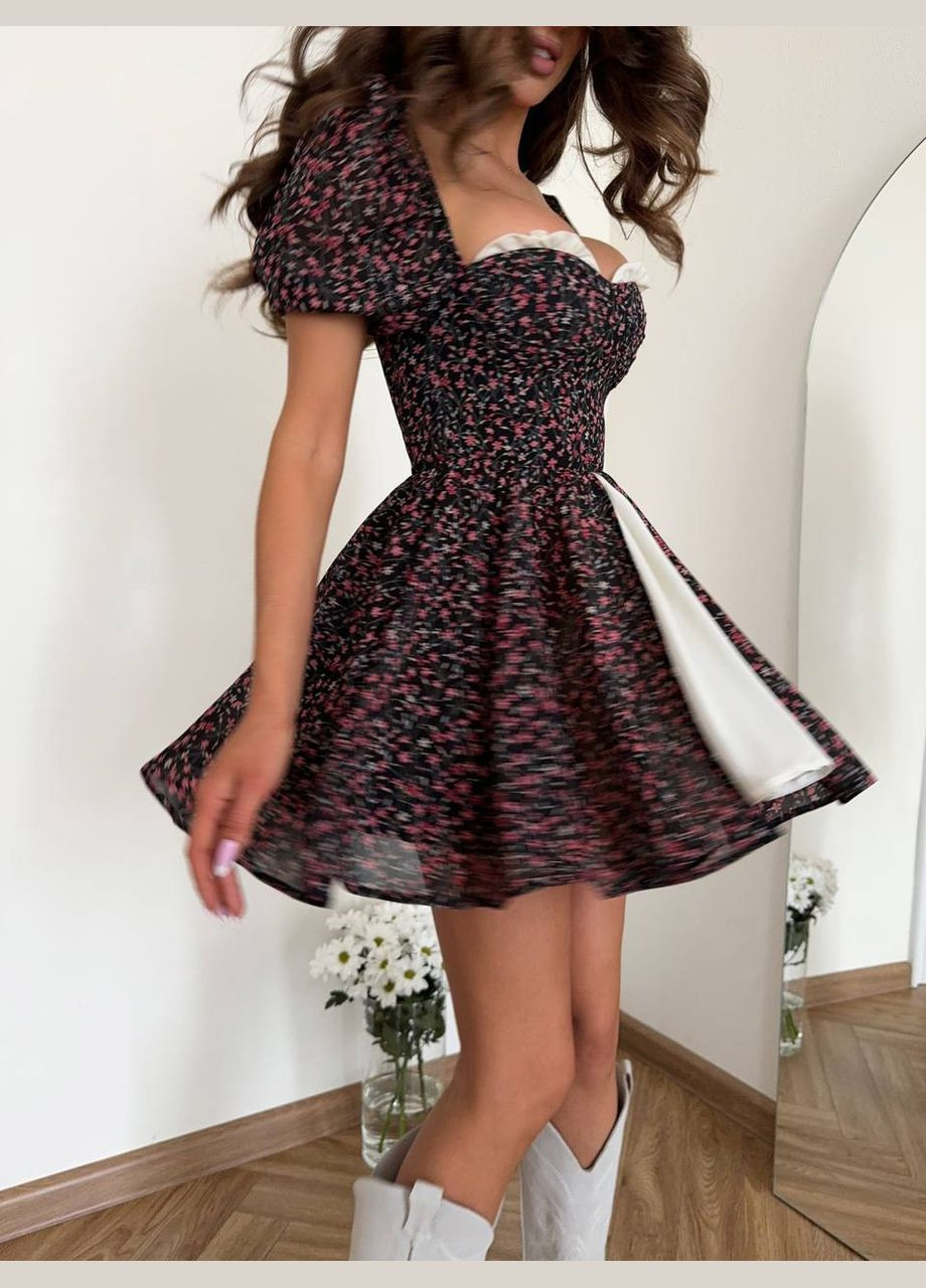 Черное нежное короткое летнее платье в цветочном принте с коротким рукавом и пышной юбкой, приятное к телу платье из софта No Brand