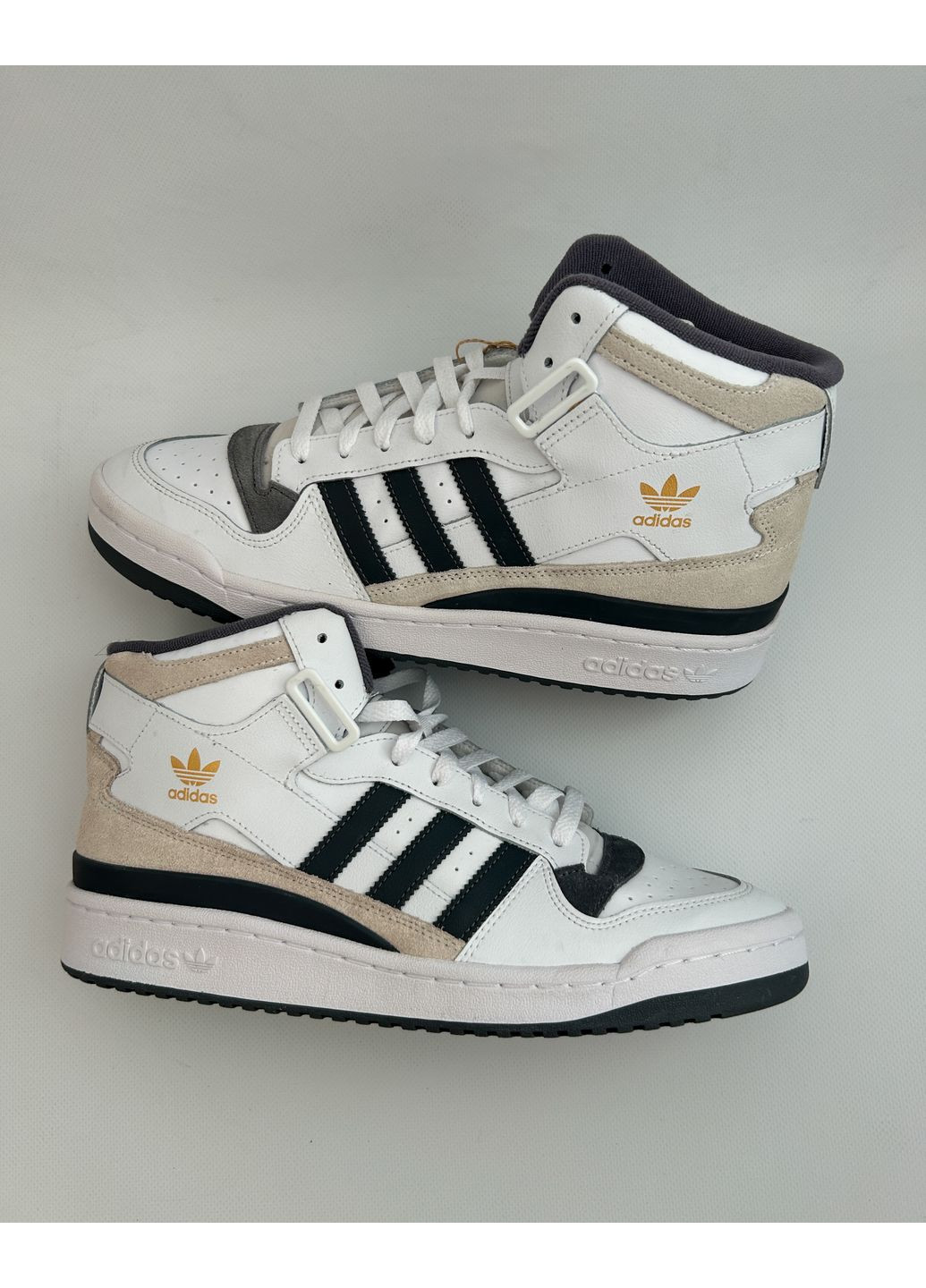 Білі всесезон кросівки forum mid adidas