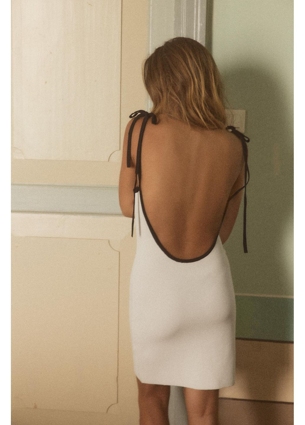 Білий коротка трикотажна сукня з контрастними бантами Zara