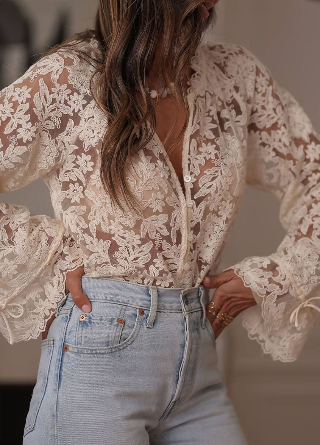 Айвори изысканная ажурная блузка на пуговицах с длинными свободными рукавами с завязками. Allthings