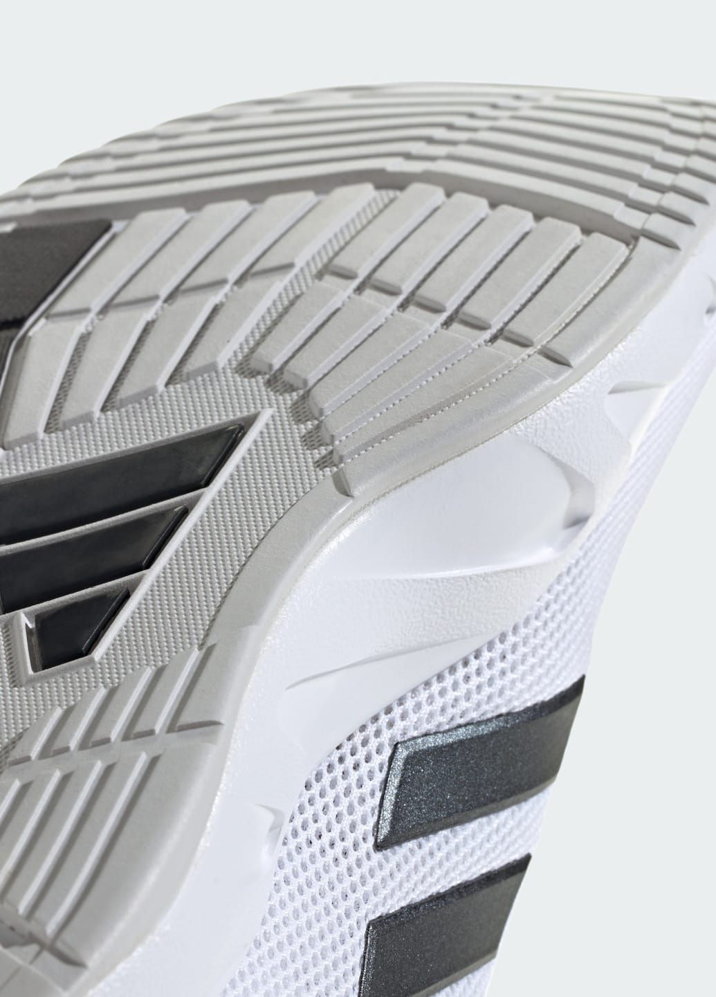 Білі всесезонні кросівки для тренувань amplimove adidas