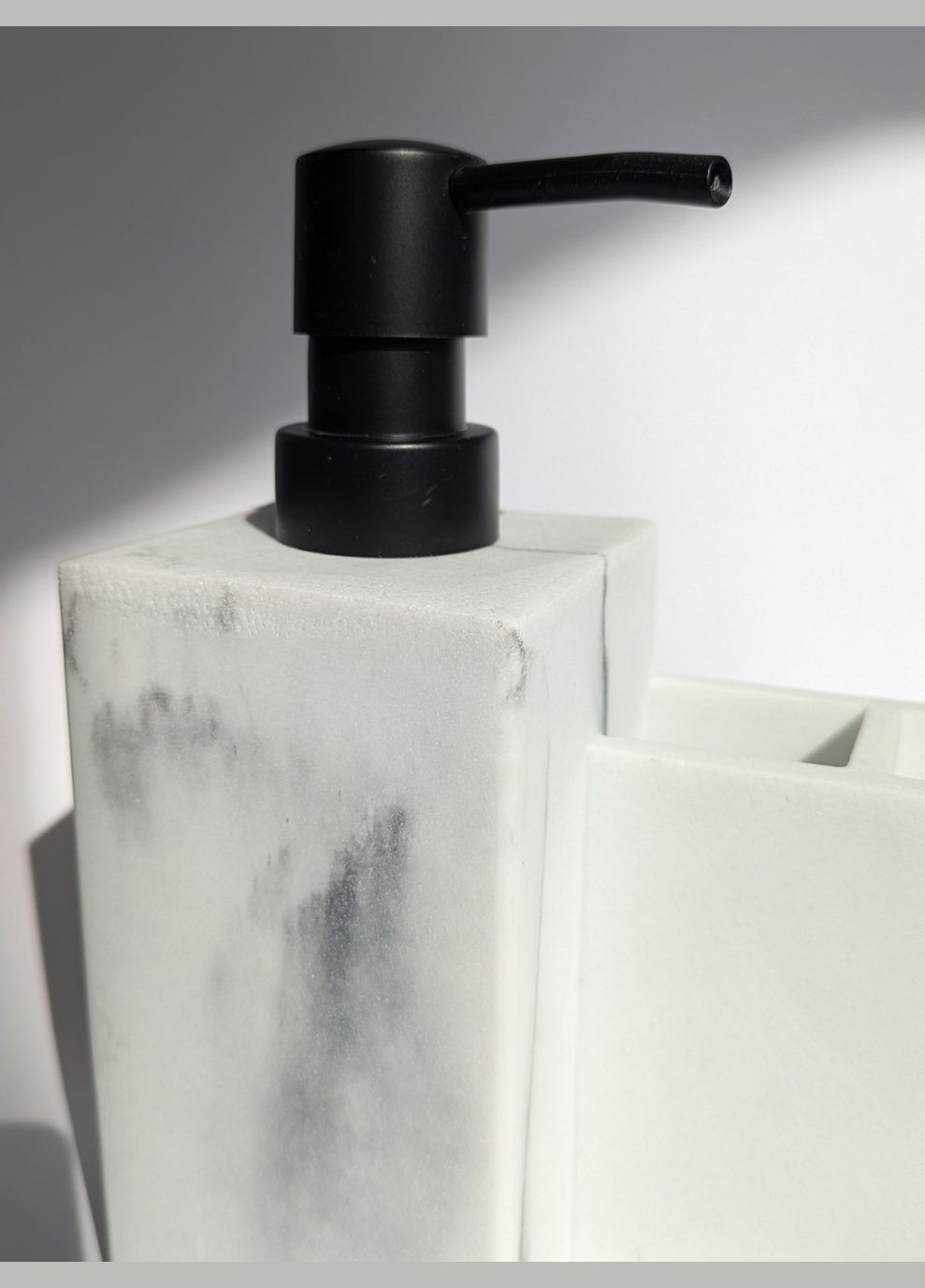 Дозатор для миючого засобу з місцем для губки і щітки мармуровий No Brand (347332513)