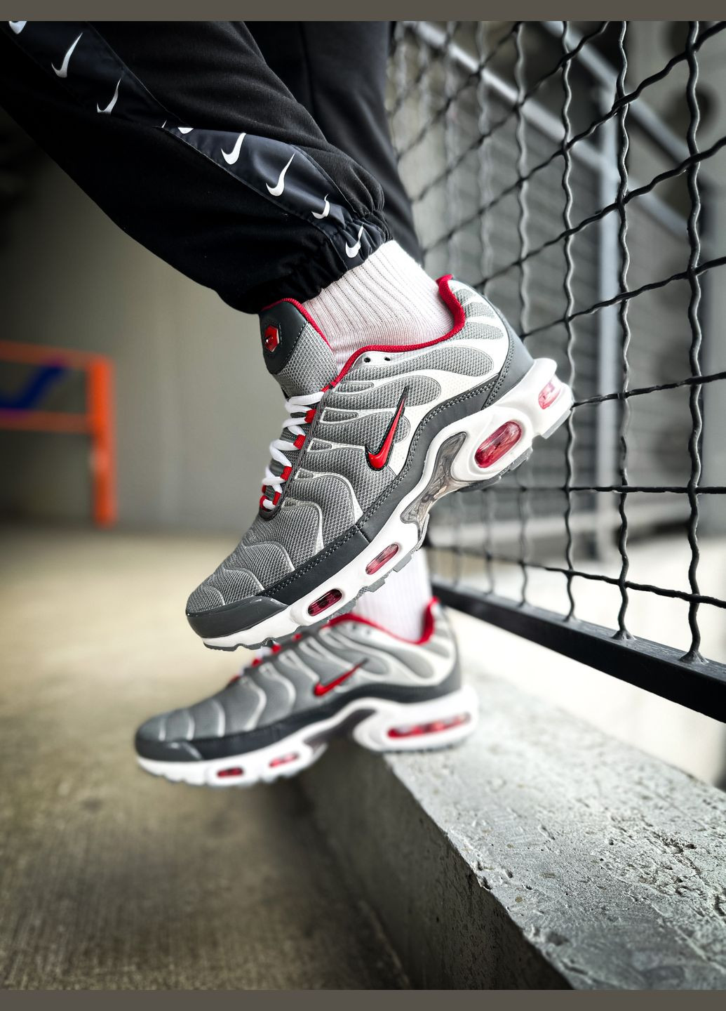 Серые всесезонные кроссовки мужские nike air max tn plus silver red gray | найк аир макс тн плюс серые красные No Brand