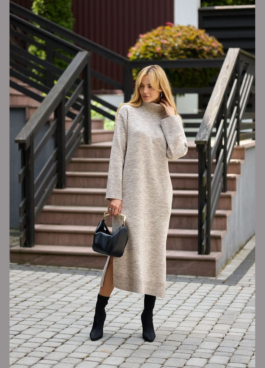 Серо-бежевое платье меди из полушерстяной пряжи Triko Bakh однотонное