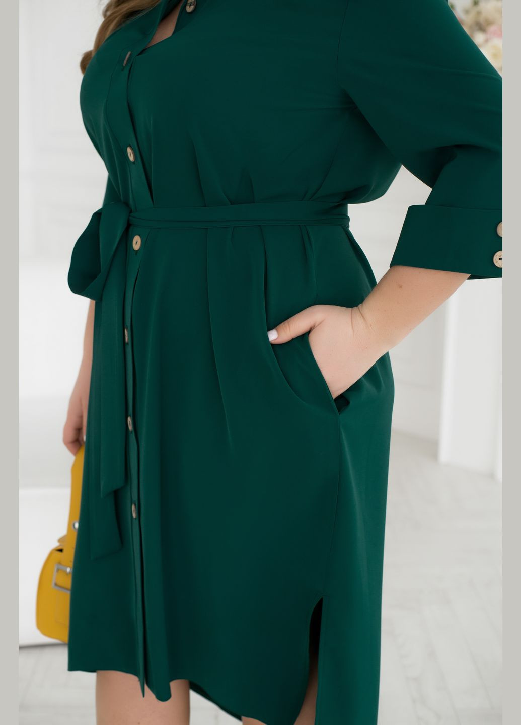 Зеленое деловое платье-рубашка с поясом рубашка No Brand однотонное