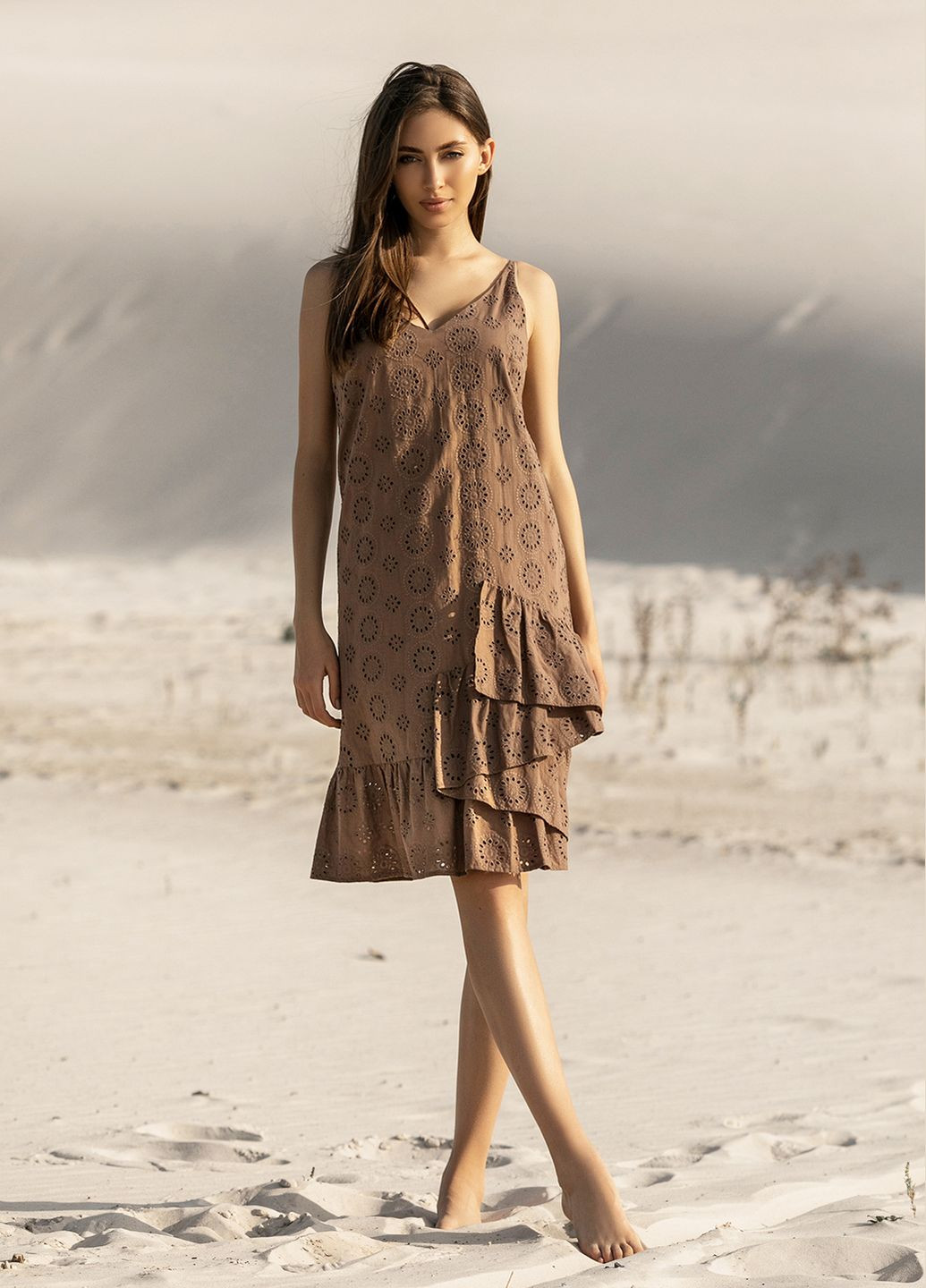 Коричневое кэжуал платье миди из прошвы светло-коричневого цвета. ORA однотонное