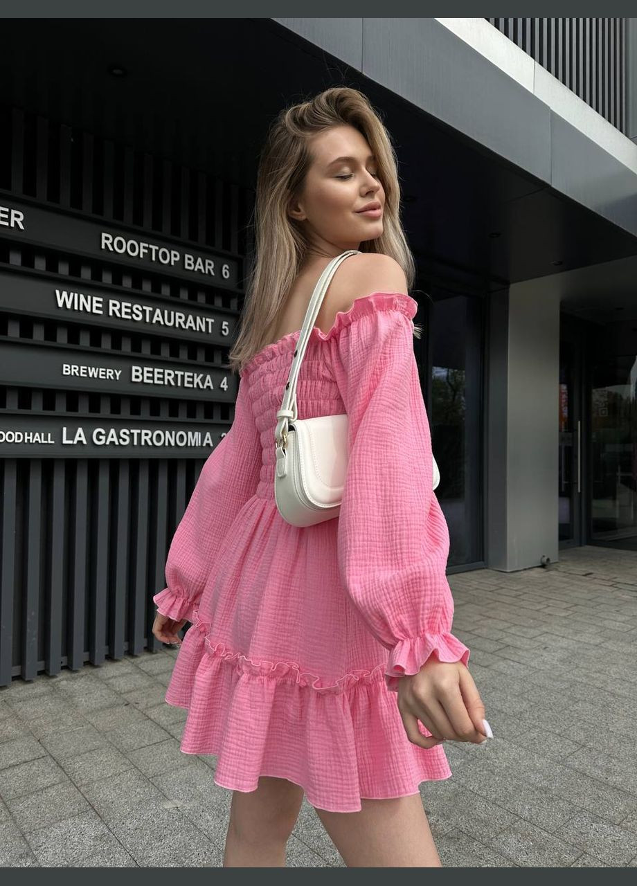 Розовое кэжуал муслиновое платье декорировано рюшами с открытыми плечами Adelante однотонное