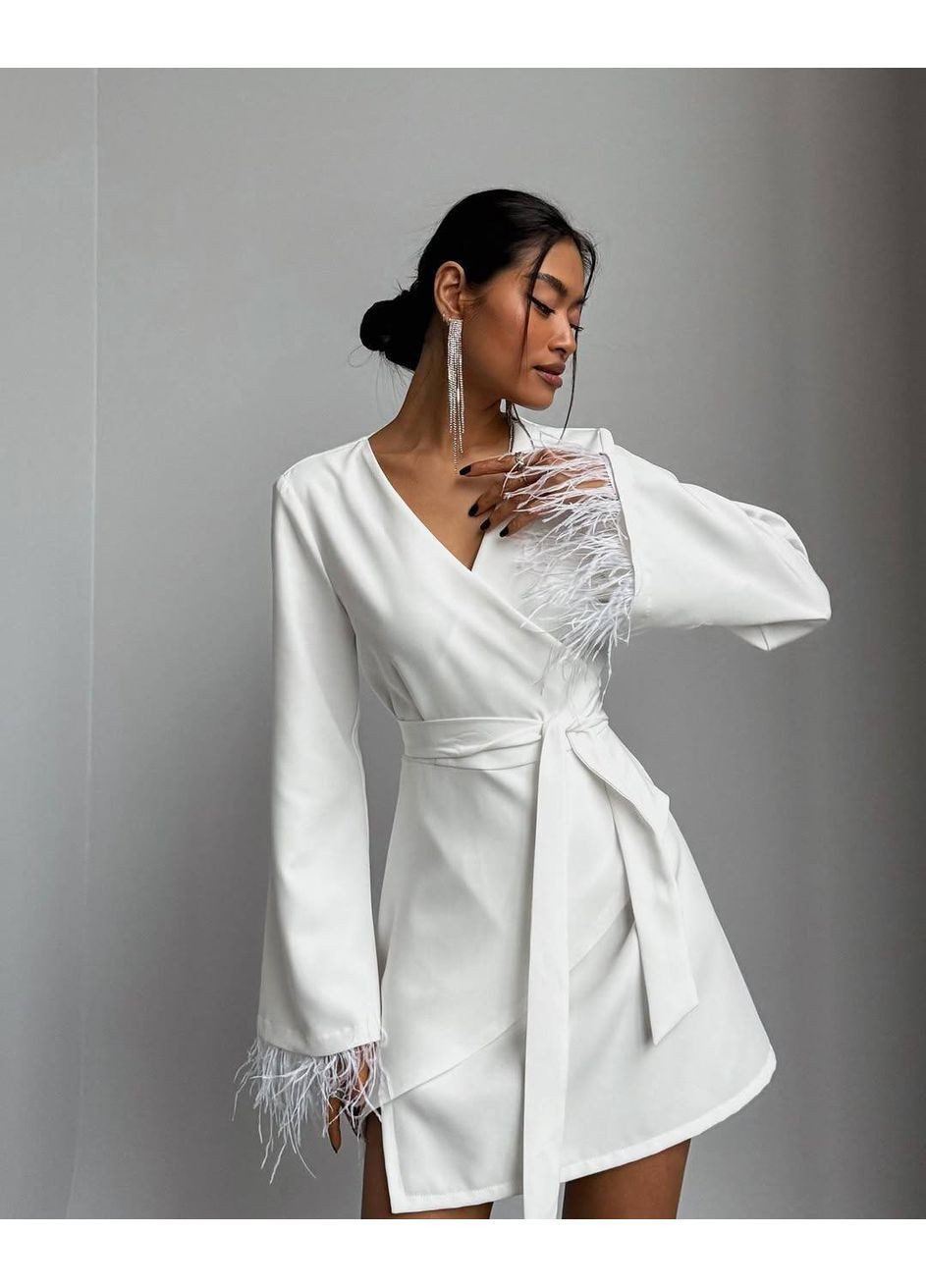 Молочное праздничный, вечернее мини платье на запах с перьями на рукавах на запах MonCher