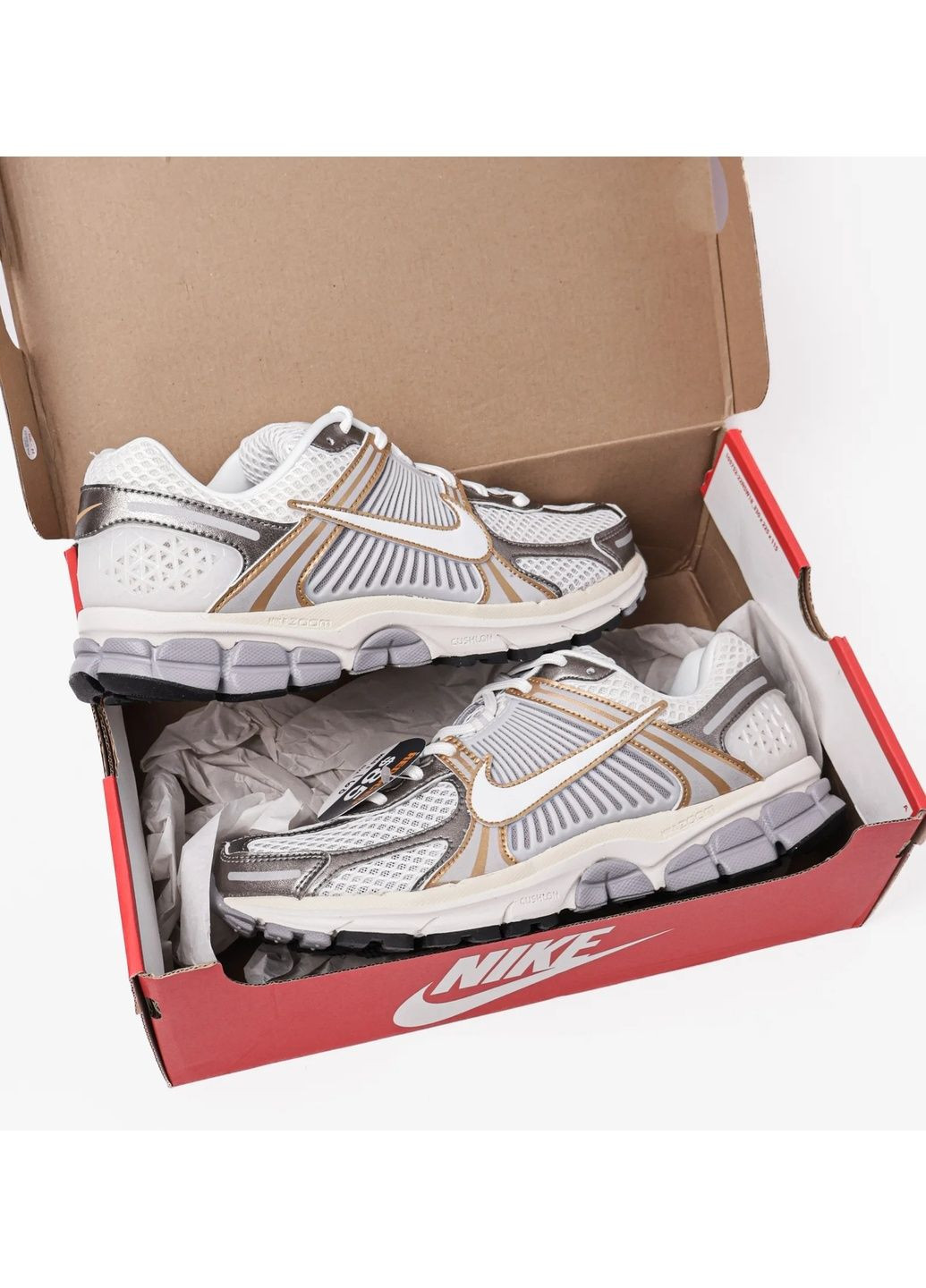 Білі кросівки чоловічі zoom vomero 5 platinum tint running shoe metallic/white Nike