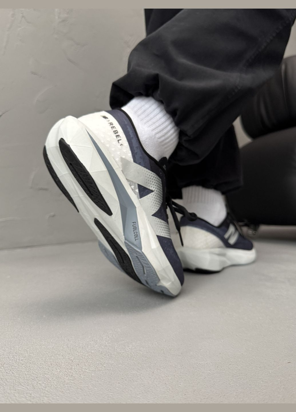 Синій Осінні кросівки чоловічі new balance fuelcell rebel v4 graphite grey white | нью беланс фьюлцел ребел сині No Brand