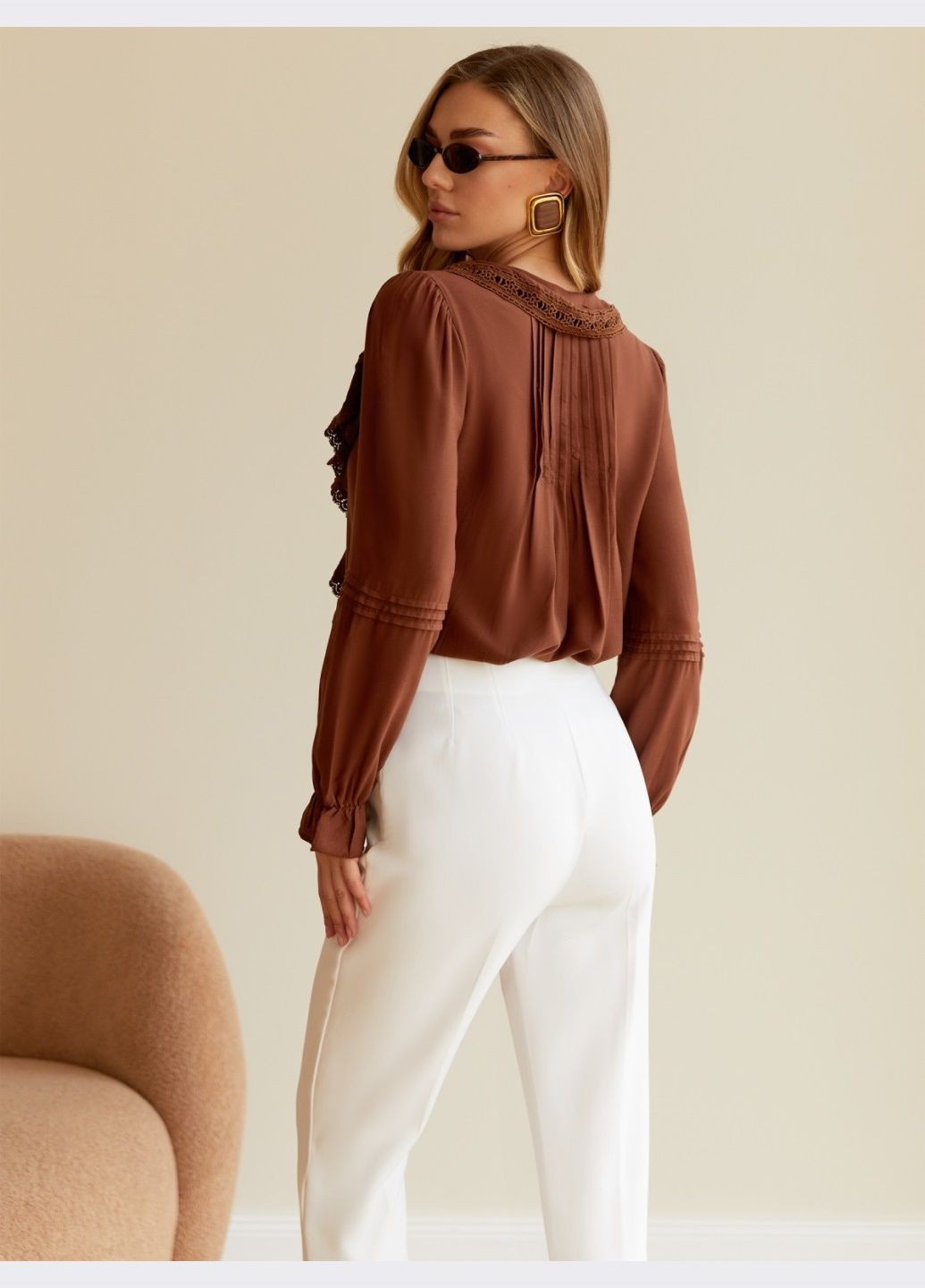 Коричневая летняя блузка коричневого цвета с рюшами Dressa