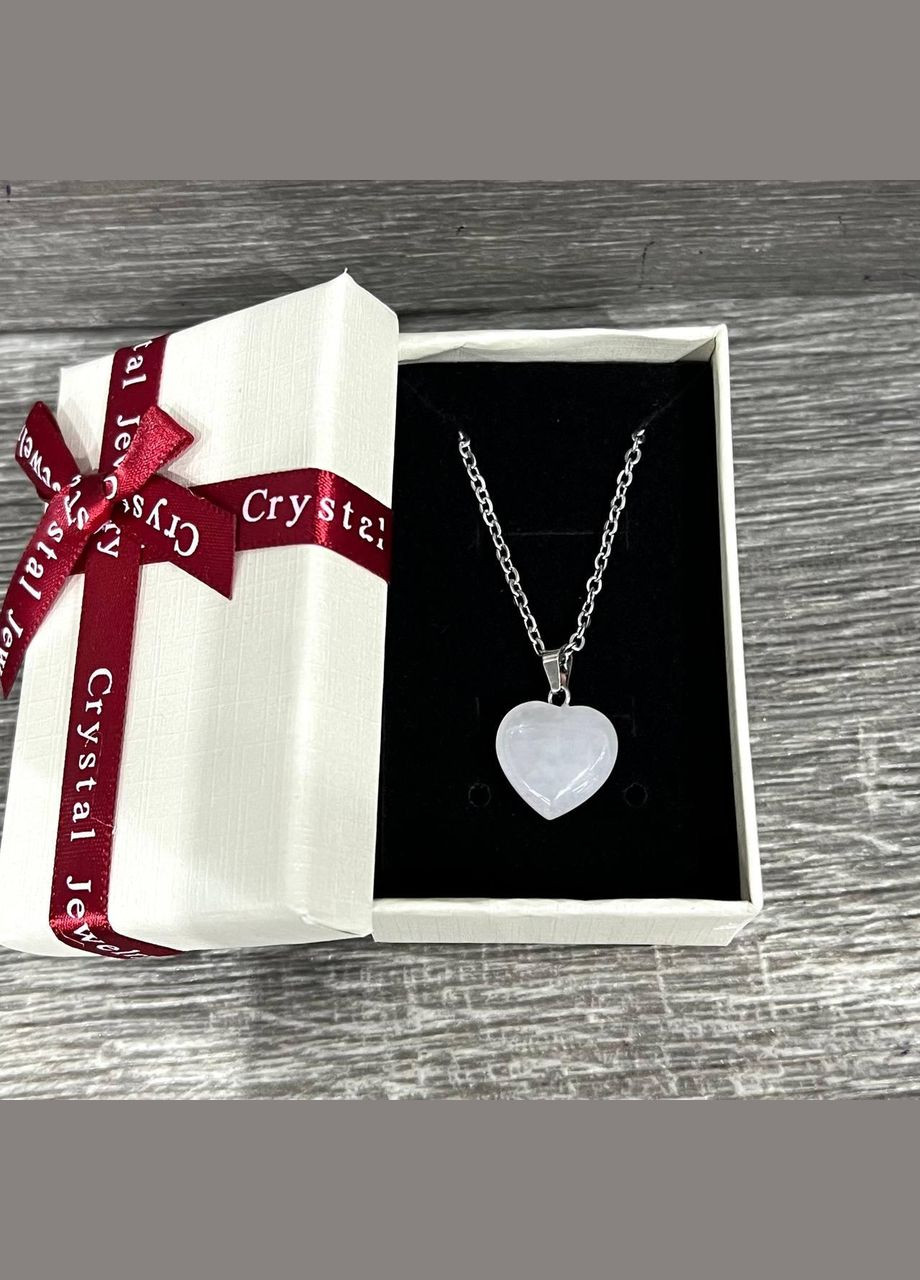 Кулон с натуральным камнем кварц в форме мини сердечка на цепочке в подарочной коробочке No Brand (331291744)