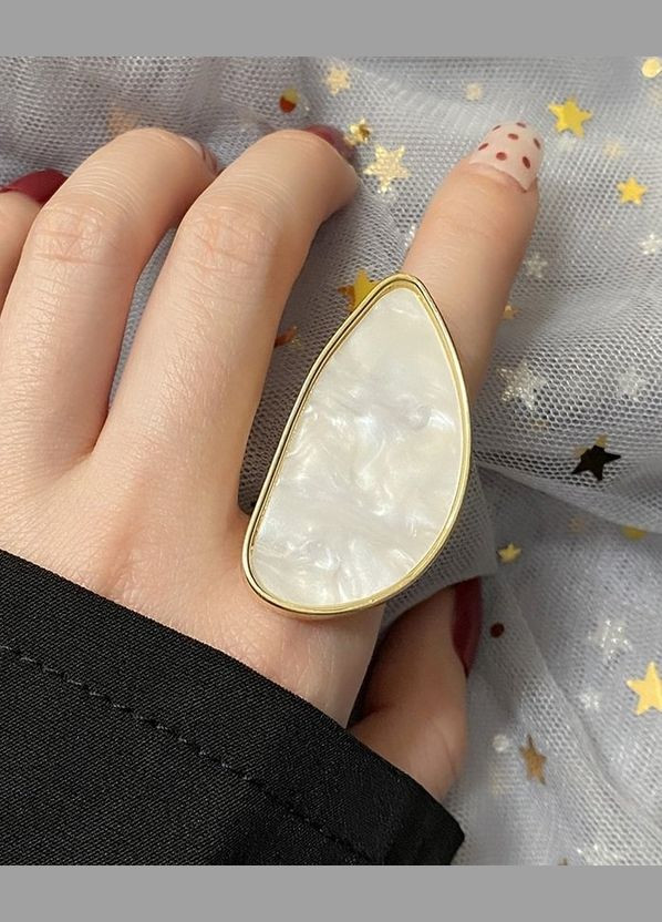 Крупное белое кольцо с перламутром, безразмерное, 4450 No Brand (347629138)