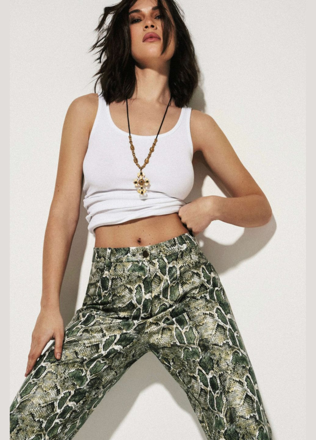 Брюки в змеиный принт зеленого цвета FLOW Штани (336155141)