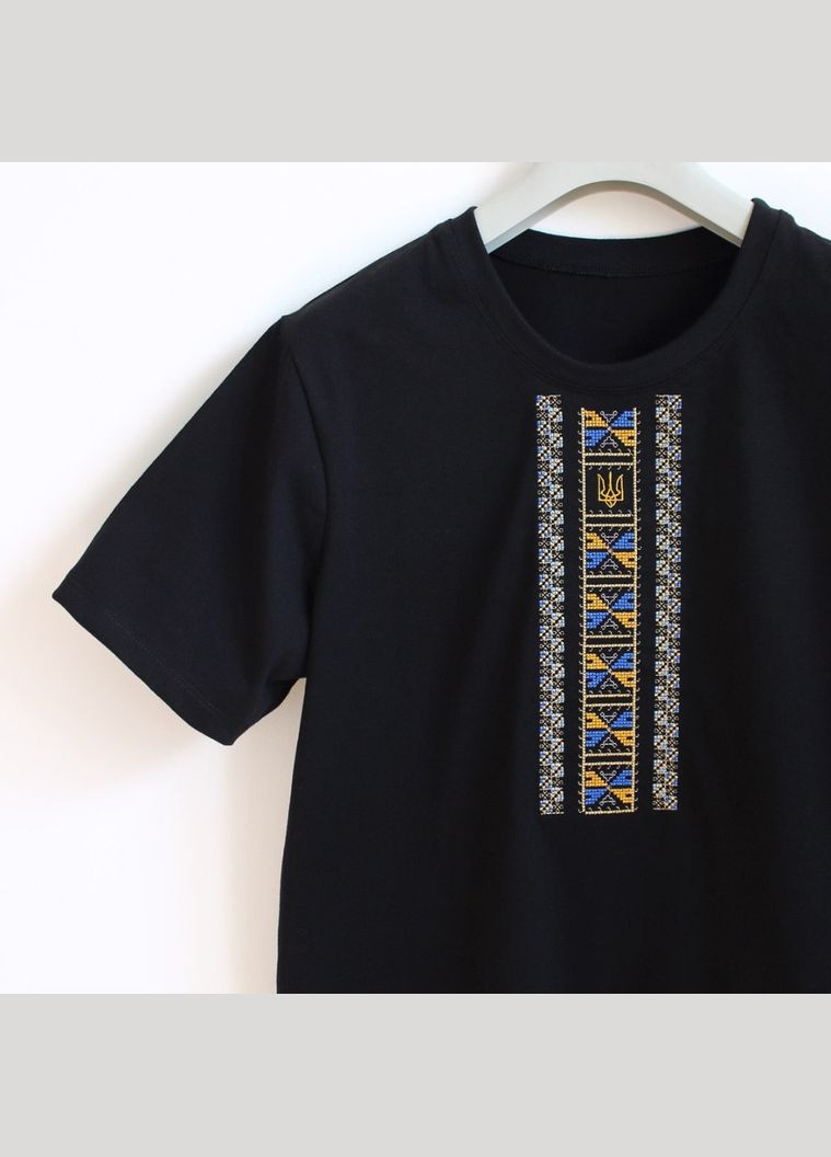 Черная мужская вышитая футболка с трезубцем полуботок Ladan