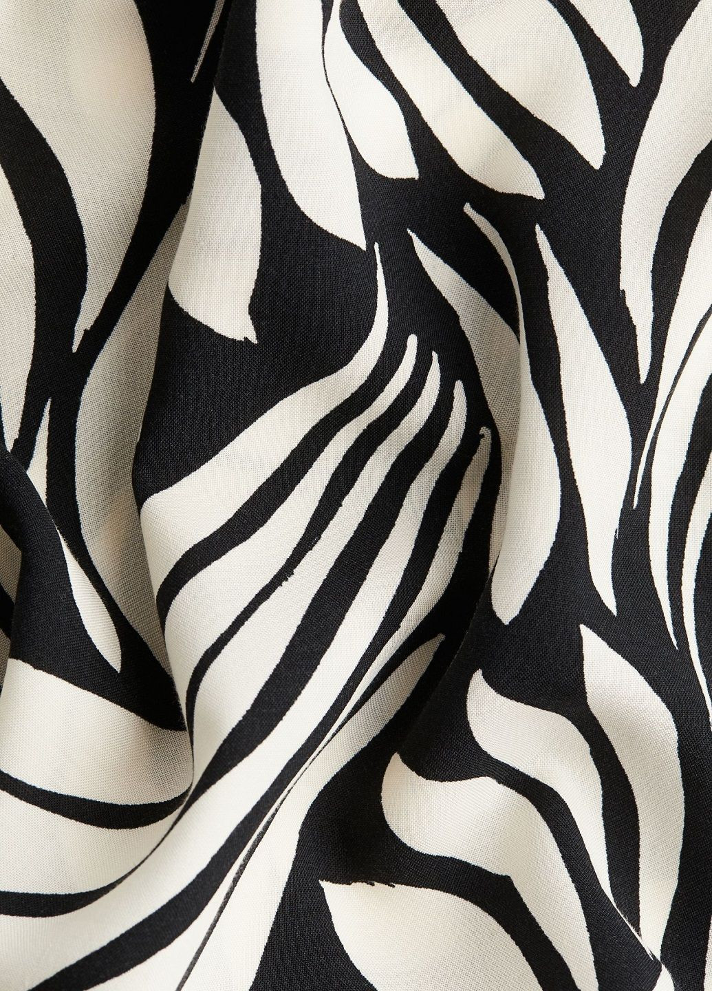 Чорна кежуал сукня H&M з абстрактним візерунком